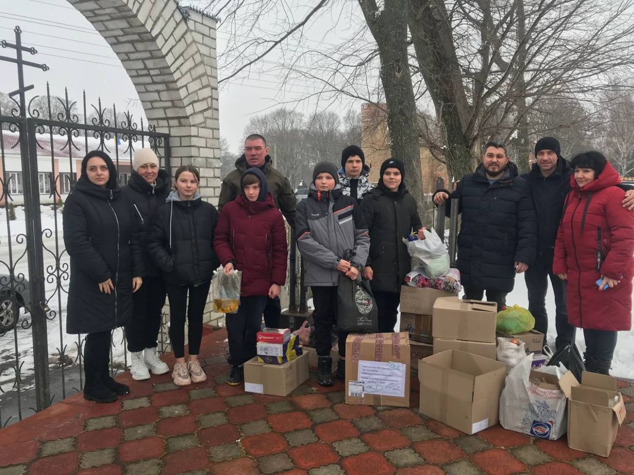 Парафіяни Успенського храму спільно з місцевими волонтерами передала ліки для ЗСУ