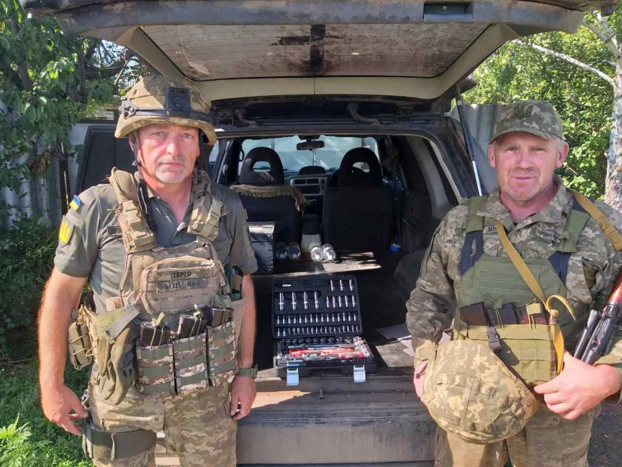 Громада Успенського храму передала захисникам набір ключів