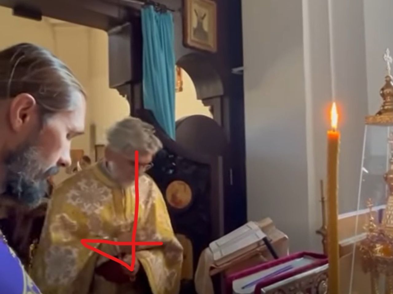 Лаврський духівник УПЦ ФСБ Варлаам (Бурнос) хреститься не по  Православному