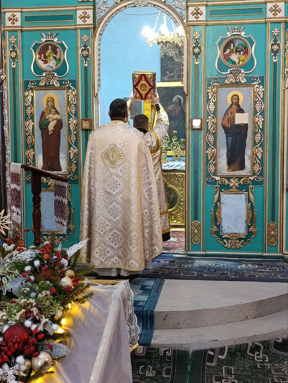 Диякон підносить Євангеліє вгору і виголошує