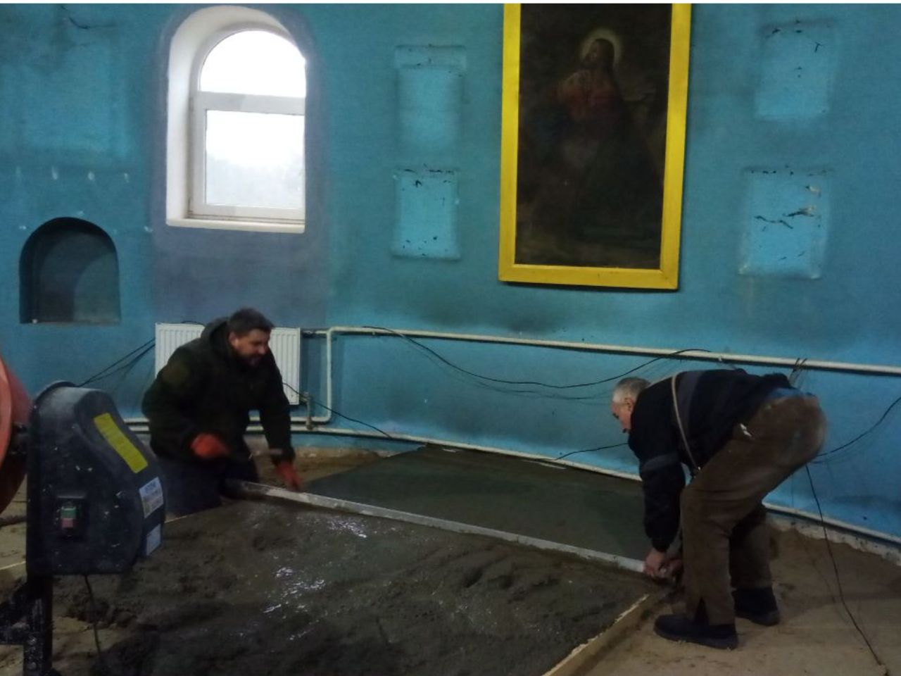 Завершено заливку бетонної підлоги у вівтарній частині храму