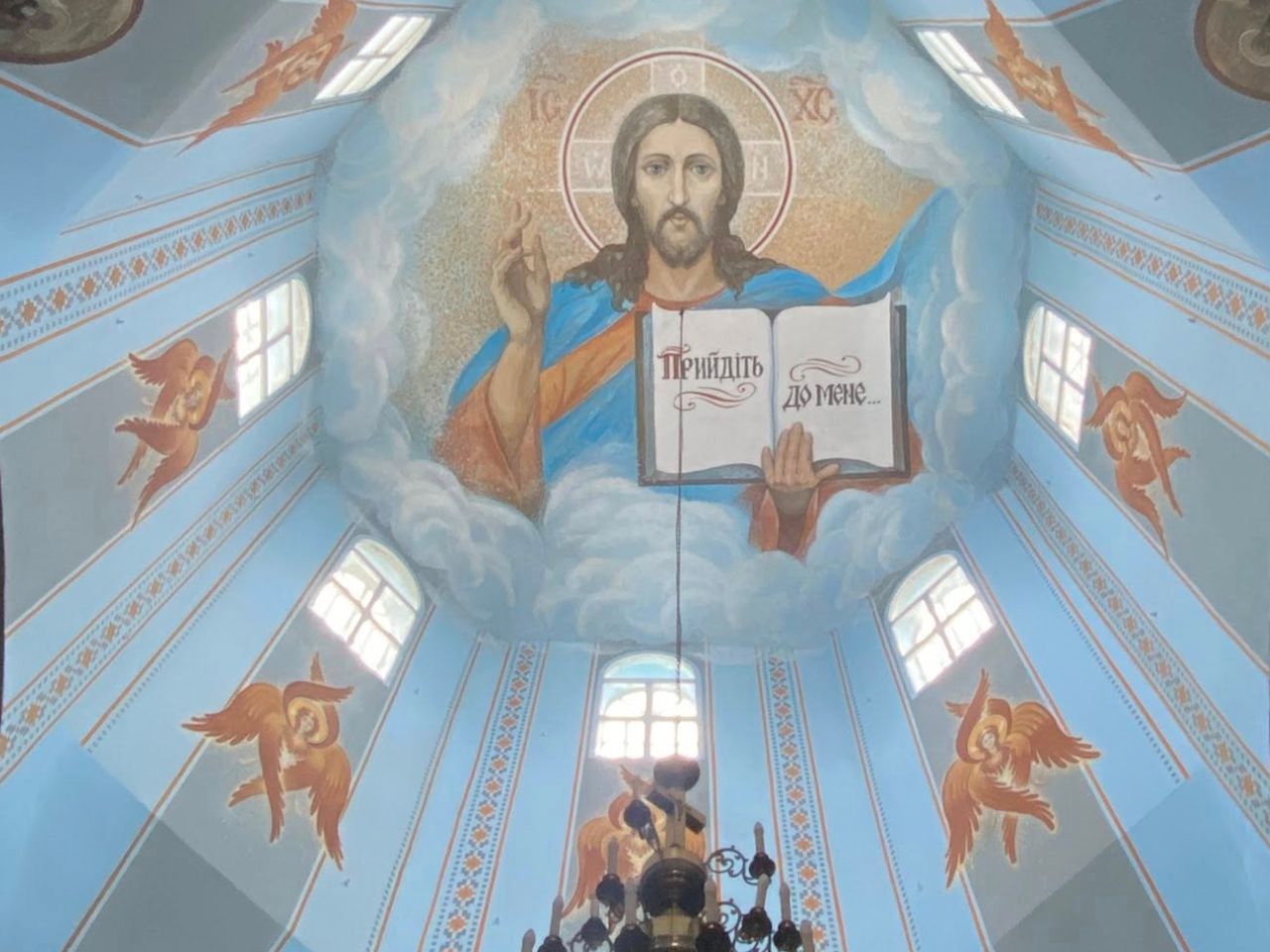 Завершено розпис центральної частини Свято-Успенського храму